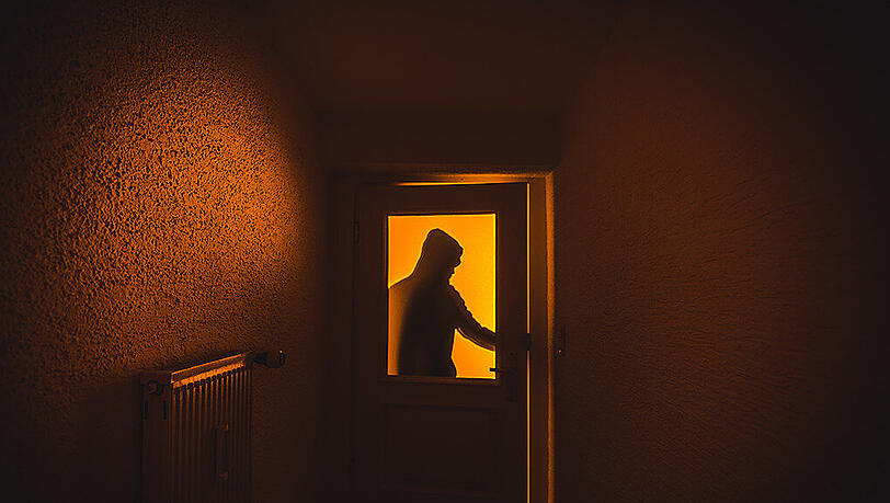 Die unbekannten Täter schlugen ein Fenster auf der Rückseite des Hauses ein und verschafften sich so Zutritt. (Symbolbild) Die unbekannten Täter schlugen ein Fenster auf der Rückseite des Hauses ein und verschafften sich so Zutritt. (Symbolbild)