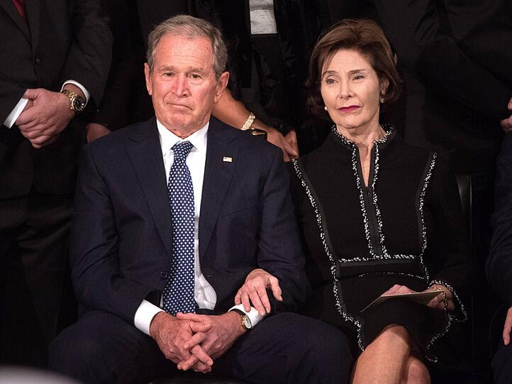 Laura Bush, Ehefrau des ehemaligen Präsidenten Georg W. Bush, überfuhr 1963 ein Stoppschild und raste in ein anderes Auto. Der Fahrer Mike Douglas, ein enger Freund von Laura, starb bei dem Unfall. Die frühere First Lady wurde nicht angeklagt.