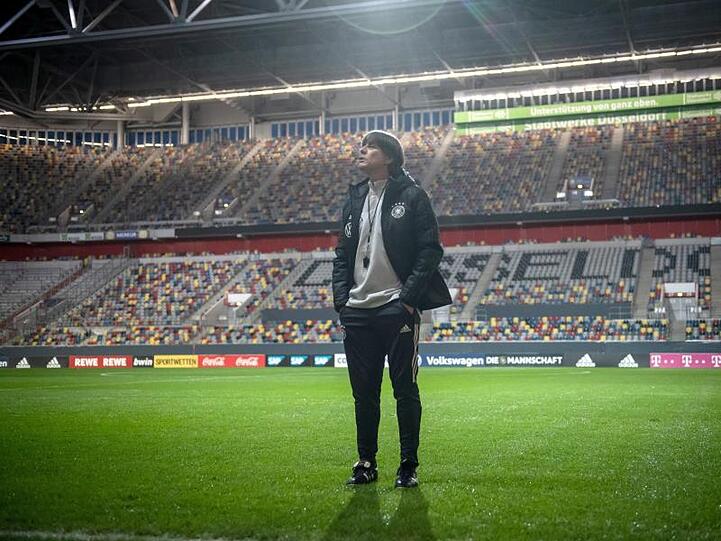 Bundestrainer Joachim Löw steht auf dem Rasen. Foto: Bernd Thissen/dpa/Archivbild