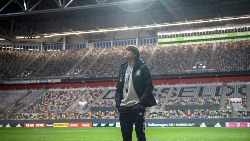 Bundestrainer Joachim Löw steht auf dem Rasen. Foto: Bernd Thissen/dpa/Archivbild Bundestrainer Joachim Löw steht auf dem Rasen. Foto: Bernd Thissen/dpa/Archivbild