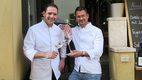 Prost  - auf ihr Weinbar-Bistro Kleines Kameel: Das neue Wirte-Duo Georg Weber (l.) und Stefan Aumaier stößt im Hofgraben miteinander an.