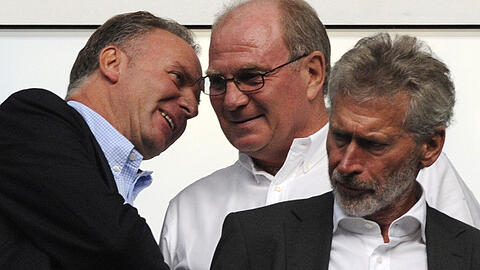 Ein seltener Anblick: Uli Hoeneß (m) und Paul Breitner (r) auf einem Bild. (Archivbild)