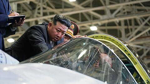 Nordkoreas Machthaber Kim Jong Un betrachtet das Cockpit eines Militärjets.