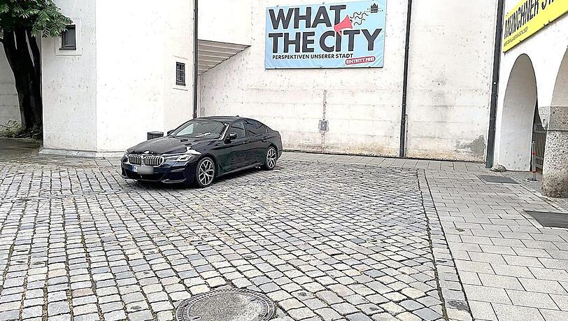 Beweisfoto: Der schwarze Dienst-BMW von Landespolizeipräsident Michael Schwald beim Falschparken am 26. Juni. Beweisfoto: Der schwarze Dienst-BMW von Landespolizeipräsident Michael Schwald beim Falschparken am 26. Juni.