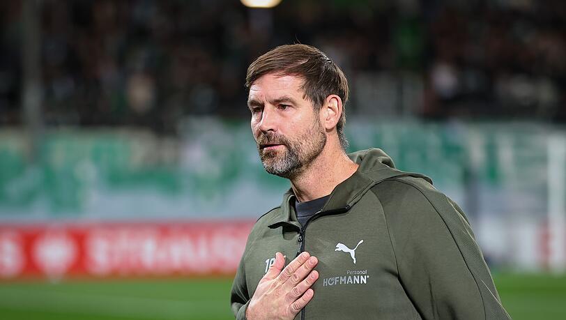 Trainer Thomas Kleine kündigt die Entscheidung für das Tor an.