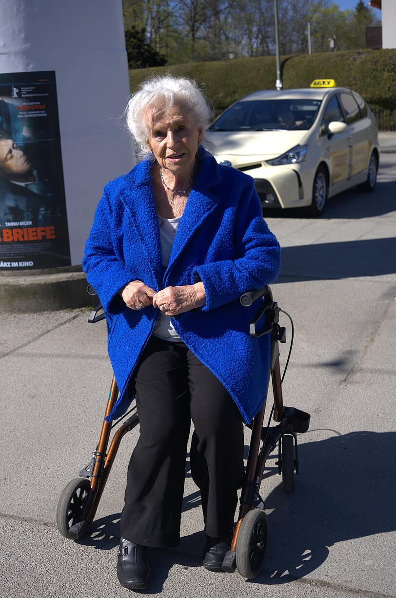 Unn&ouml;tig findet Christa Grass die neue Tram-Linie.