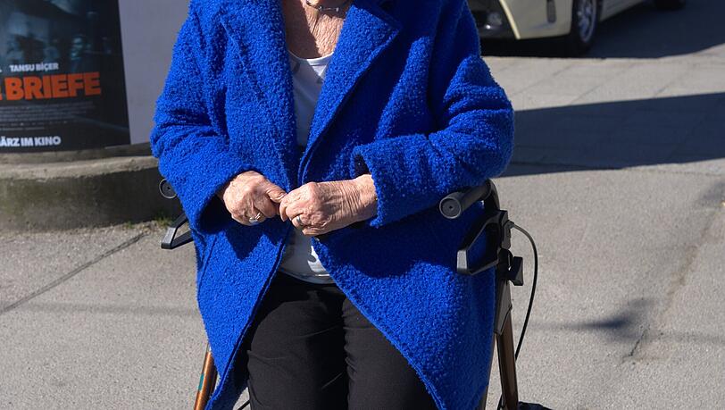 Unn&ouml;tig findet Christa Grass die neue Tram-Linie.