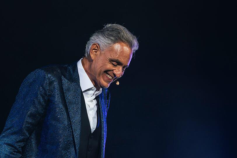 Anl&auml;sslich des Jubil&auml;ums seines "Romanza"-Albums bittet Andrea Bocelli in sein Freiluft-Theater in der Toskana.