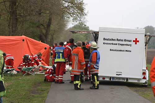 Sanitäter kümmern sich um die Verletzten.