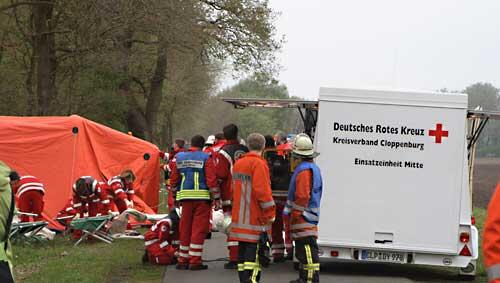 Sanitäter kümmern sich um die Verletzten. Sanitäter kümmern sich um die Verletzten.