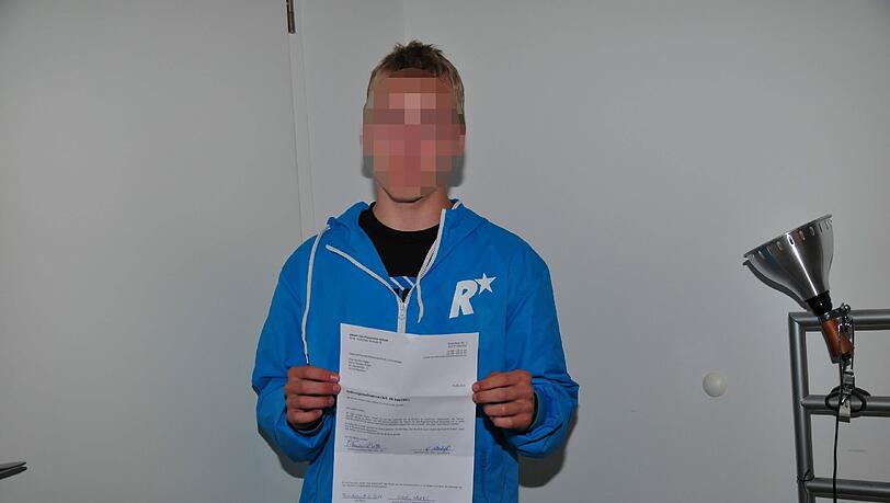 Falsch gegrüßt und abgemahnt: Vincent H. (14) hat seine Lehrerin an der Joseph-von Fraunhofer-Realschule mit „Servus“ angeredet – jetzt hat er einen Verweis in seiner Schulakte. Falsch gegrüßt und abgemahnt: Vincent H. (14) hat seine Lehrerin an der Joseph-von Fraunhofer-Realschule mit „Servus“ angeredet – jetzt hat er einen Verweis in seiner Schulakte.