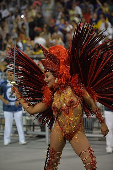 Ziemlich bunt, ziemlich heiß und ziemlich nackt: Beim Sambodromo tobt der brasilianische Karneval bei Temperaturen von über 30 Grad. Die Bilder.