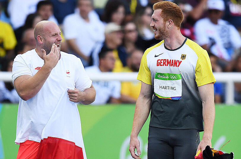 Aus dem Schatten des großen Bruders Robert herausgetreten und ganz anders drauf: Unmittelbar nach seinem Gold-Triumph im Diskuswerfen verweigerte Christoph Harting erste Interviews.