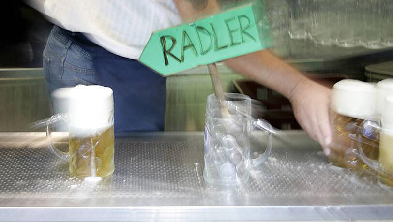 Statt einem Radler bekam ein Mann in einem Wirtshaus eine Flüssigkeit mit ätzender Lauge serviert. Statt einem Radler bekam ein Mann in einem Wirtshaus eine Flüssigkeit mit ätzender Lauge serviert.
