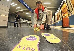 Große Aufkleber zeigen den Weg zum Schienenersatzverkehr (SEV).