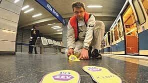 Große Aufkleber zeigen den Weg zum Schienenersatzverkehr (SEV). Große Aufkleber zeigen den Weg zum Schienenersatzverkehr (SEV).