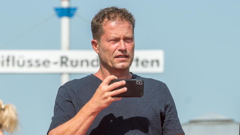 Schauspieler Til Schweiger geht am Donauufer zu einem Schiff. Foto: Armin Weigel Schauspieler Til Schweiger geht am Donauufer zu einem Schiff. Foto: Armin Weigel