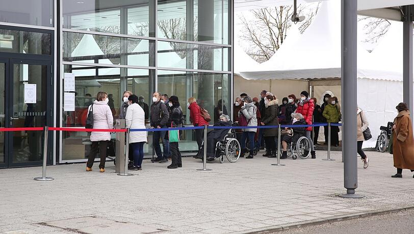 Warteschlangen für Senioren vorm Impfzentrum in Riem sollen ab Montag nicht mehr auftreten.