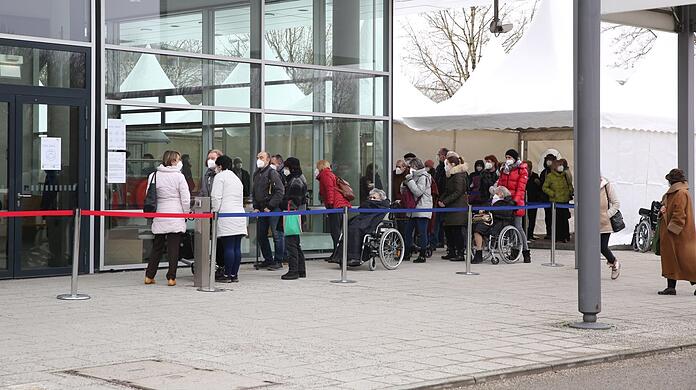 Warteschlangen für Senioren vorm Impfzentrum in Riem sollen ab Montag nicht mehr auftreten.