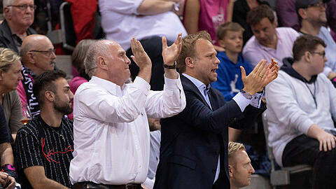 Uli Hoeneß beim entscheidenden Sieg der Bayern-Basketballer gegen Bonn.