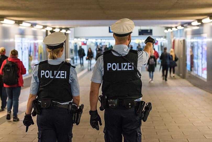 Die Bundespolizei sucht eine tätowierte Frau, die in der S-Bahn zwei Jugendliche mit einem Messer bedroht hatte.