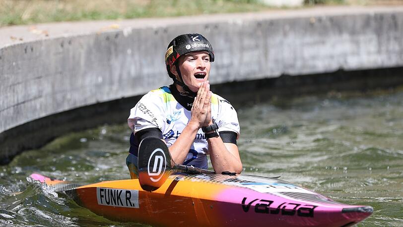 Kanu/Slalom: Weltmeisterschaft, Kajak-Einer, Finale, Damen. Ricarda Funk aus Deutschland freut sich nach ihrem Sieg.