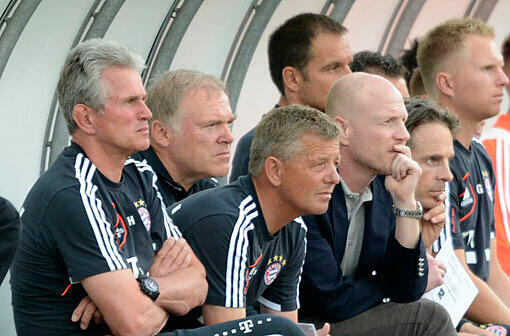 Trainer Jupp Heynckes (l.): Skeptische Blicke in der Anfangsphase der Partie in Unterhaching.