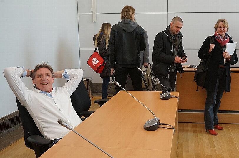 "Sehr bequem", AZ-Reporter Torsten Huber testet den Stuhl im Justizpalast. Hier wird ab Montag FC-Bayern-Manager Uli Hoeneß sitzen.