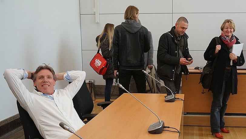 "Sehr bequem", AZ-Reporter Torsten Huber testet den Stuhl im Justizpalast. Hier wird ab Montag FC-Bayern-Manager Uli Hoeneß sitzen. "Sehr bequem", AZ-Reporter Torsten Huber testet den Stuhl im Justizpalast. Hier wird ab Montag FC-Bayern-Manager Uli Hoeneß sitzen.