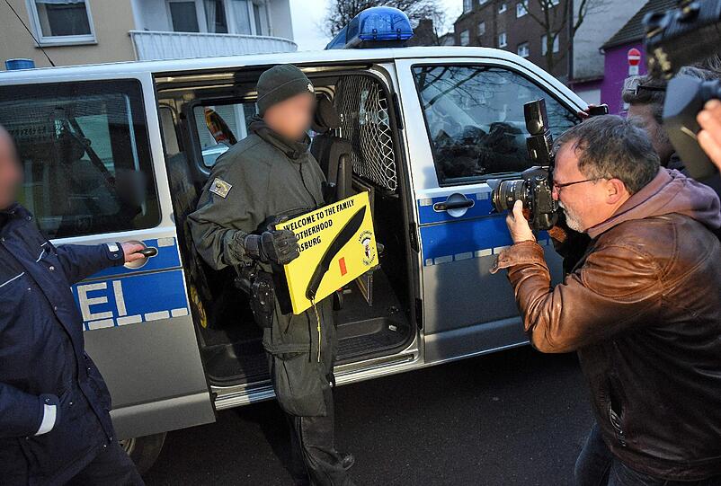 Durchsuchung bei Satudarah MC: Die Razzia fand auch in Bayern statt. Die Bilder...