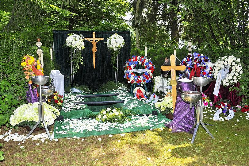 Das Grab von Pierre Brice auf dem Friedhof in Gräfelfing