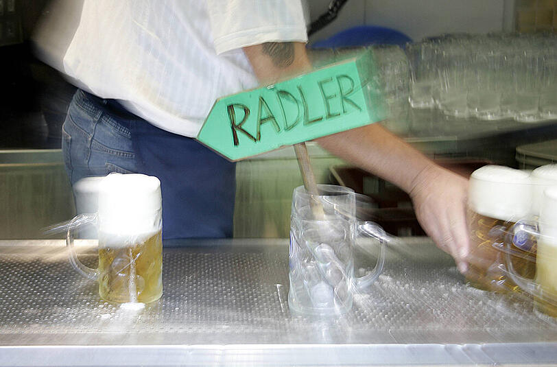Ein kühles Radler kann sehr erfrischend sein. Ein 50-Jähriger bekam allerdings eine ätzende Flüssigkeit serviert.