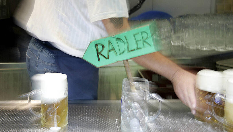 Ein kühles Radler kann sehr erfrischend sein. Ein 50-Jähriger bekam allerdings eine ätzende Flüssigkeit serviert. Ein kühles Radler kann sehr erfrischend sein. Ein 50-Jähriger bekam allerdings eine ätzende Flüssigkeit serviert.