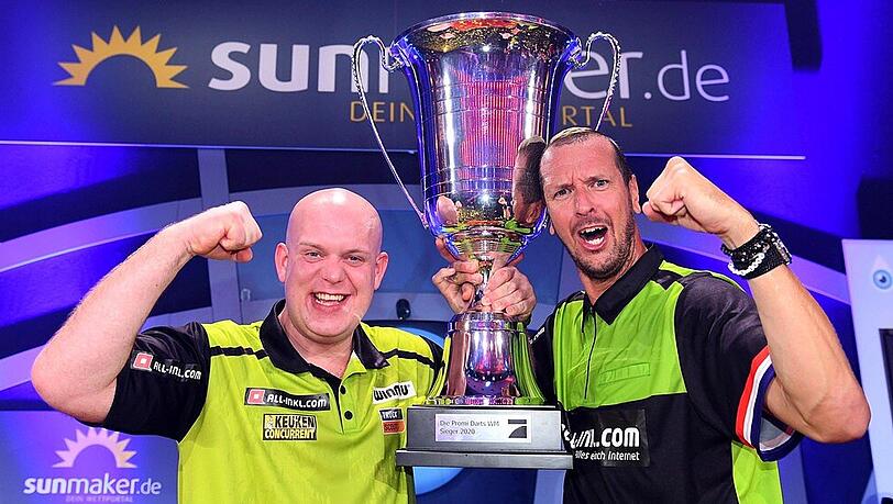 Michael van Gerwen (l.) und Pascal Hens sind die Sieger der diesjährigen "Promi-Darts-WM"