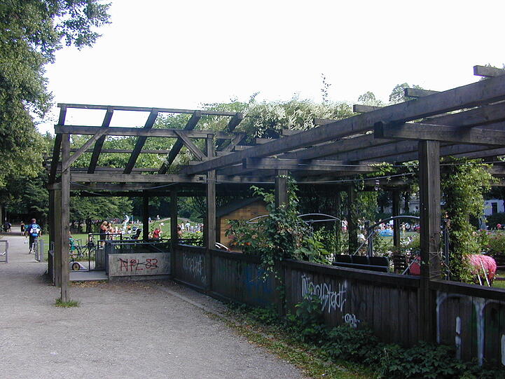So sah die Anlage vor der Sanierung aus. Die alte Holzpergola war baufällig geworden.