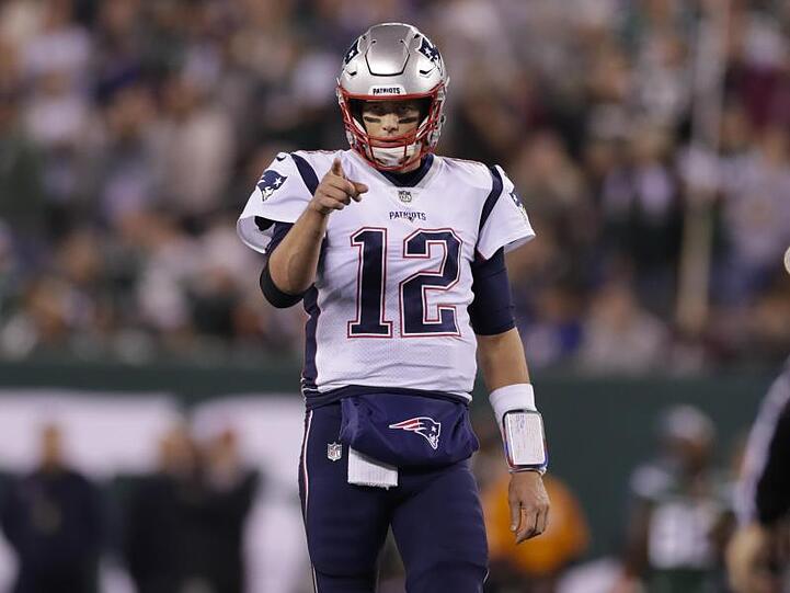 Quarterback Tom Brady und seine New England Patriots haben in der amerikanischen Football-Liga NFL einen deutlichen Auswärtssieg gefeiert.