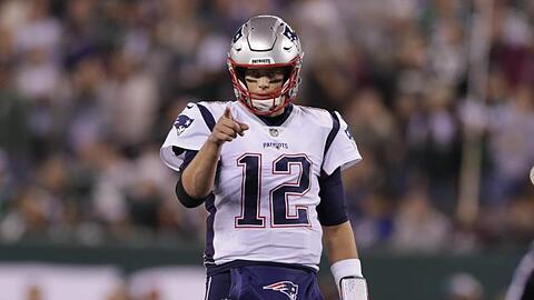 Quarterback Tom Brady und seine New England Patriots haben in der amerikanischen Football-Liga NFL einen deutlichen Auswärtssieg gefeiert.