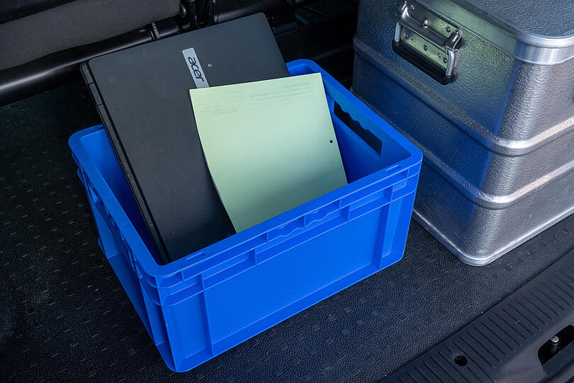 Polizeibeamte haben in den frühen Morgenstunden unter anderem den Laptop der Verdächtigen sichergestellt.