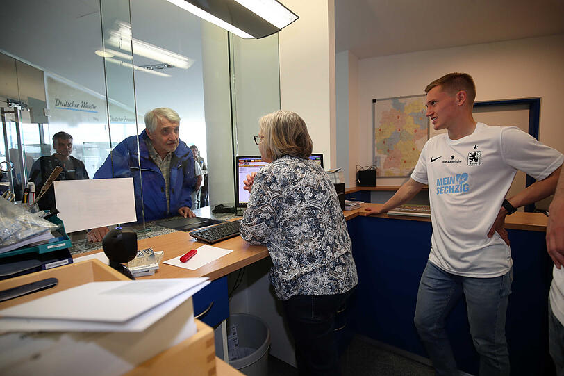 So wird's gemacht: Fabian Greilinger schaut der Expertin in Sachen 1860-Ticketing über die Schulter.