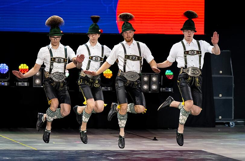 A bisserl Folklore und Lederhosen-Klischee darf in Bayern auch nichtfehlen: eine Schuhplattler-Gruppe bei der Eröffnungsfeier.