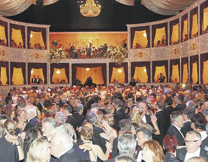 Waren natürlich auch am Opernball vertreten: Oberbürgermeister Ulrich Maly mit Gattin Petra.