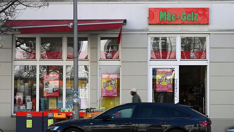 In vielen ostdeutschen Städten gibt es Filialen der Kette Mäc Geiz. In vielen ostdeutschen Städten gibt es Filialen der Kette Mäc Geiz.