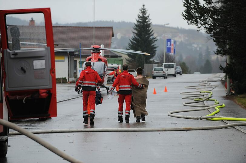 Feuerwehrleute kümmern sich um Verletzte.