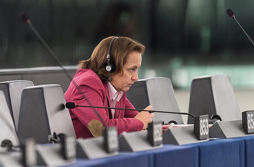 Die AfD-Politikerin Beatrix von Storch ist einem drohenden Ausschluss zuvorgekommen und wechselt in die EFDD-Fraktion des britischen EU-Gegners Nigel Farage.