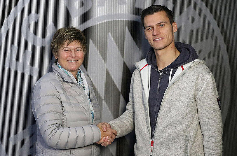 Karin Danner, Managerin der FCB-Frauen, gratuliert Trainer Thomas Wörle zur Vertragsverlängerung.