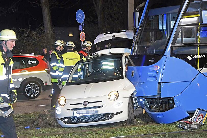 Der Fiat wurde beim Abbiegen von einer Tram gerammt. Zwei Frauen wurden schwer verletzt.