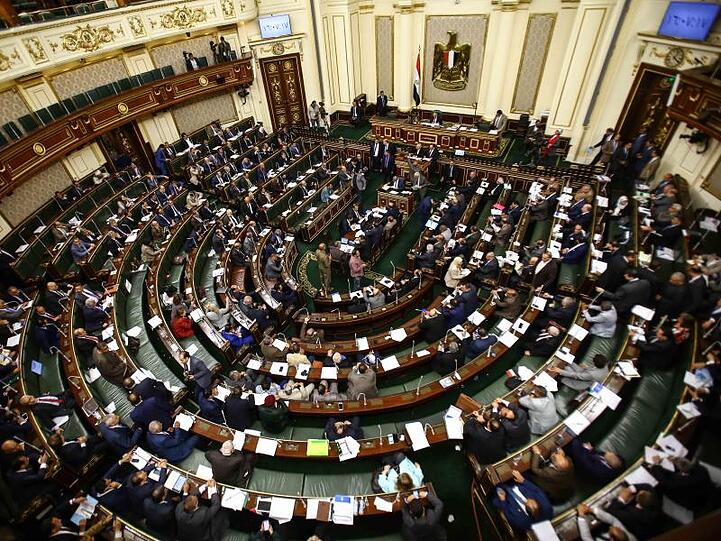 Eine Zwei-Drittel-Mehrheit des Parlaments stimmte für Verfassungsänderungen, die dem Präsidenten Abdel Fattah al-Sisi mehr Macht verleihen.