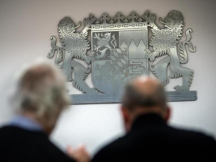 Der ehemalige Präsident der Musikhochschule München (r) und sein Rechtsbeistand sitzen während des Prozesses. Foto: Sina Schuldt/dpa