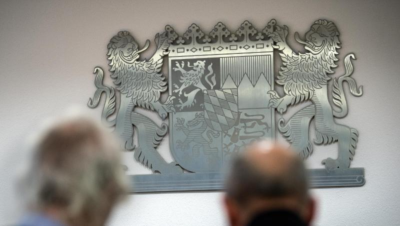 Der ehemalige Präsident der Musikhochschule München (r) und sein Rechtsbeistand sitzen während des Prozesses. Foto: Sina Schuldt/dpa Der ehemalige Präsident der Musikhochschule München (r) und sein Rechtsbeistand sitzen während des Prozesses. Foto: Sina Schuldt/dpa