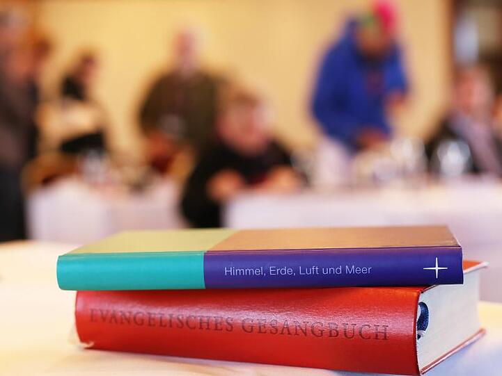 Das evangelische Gesangsbuch liegt auf einem Tisch. Foto: Danny Gohlke/dpa/Archivbild